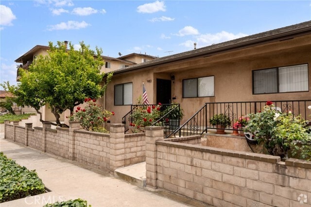 Building Photo - 983 W 10th St Rental