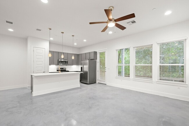 Building Photo - 8922 Menchaca Rd