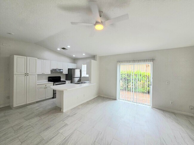 Photo - 569 E Ridge Cir N