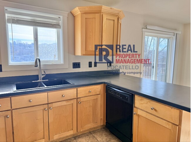 Photo - 3 bed 2.5 bath 2 car garage house - pets negotiable