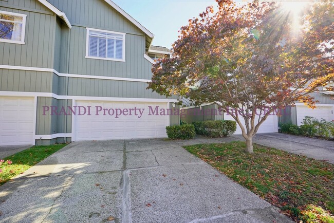 Spinnaker Point Townhome with 2 Car Garage! - Spinnaker Point Townhome with 2 Car Garage!