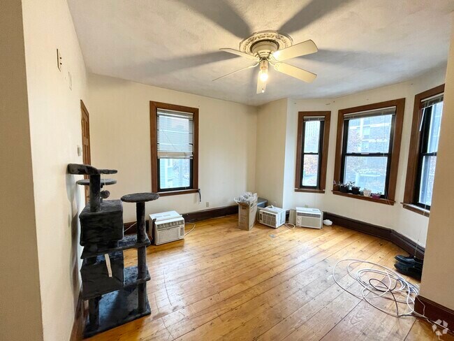 Building Photo - 1568 Tremont St Unit 2 Rental