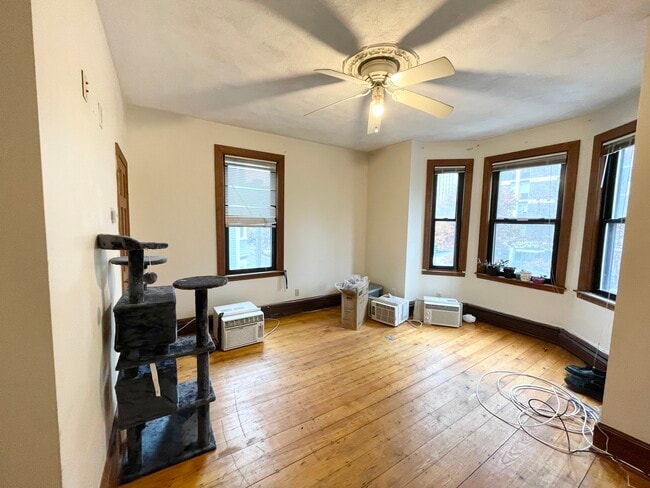 Building Photo - 1568 Tremont St Unit 2 Rental