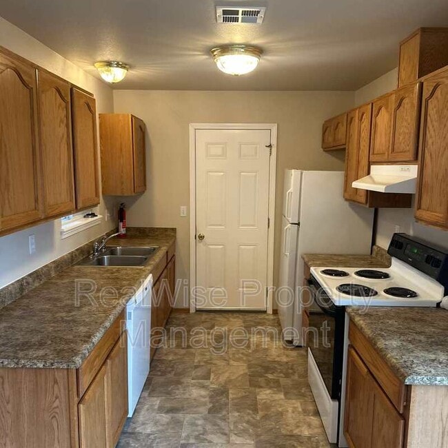 Photo - 228 SW Westholm Ave