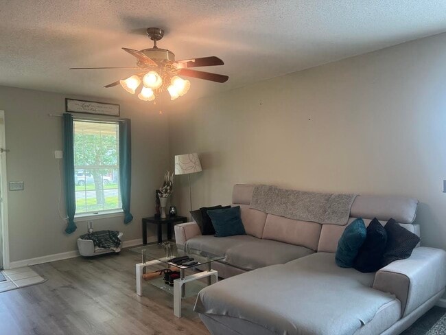 Photo - 863 Lyndsi Ln