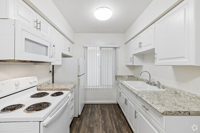 2BR, 2BA - 900SF - Kitchen