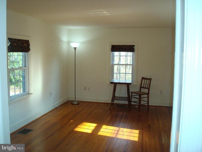 Photo - 605 Norway Rd House