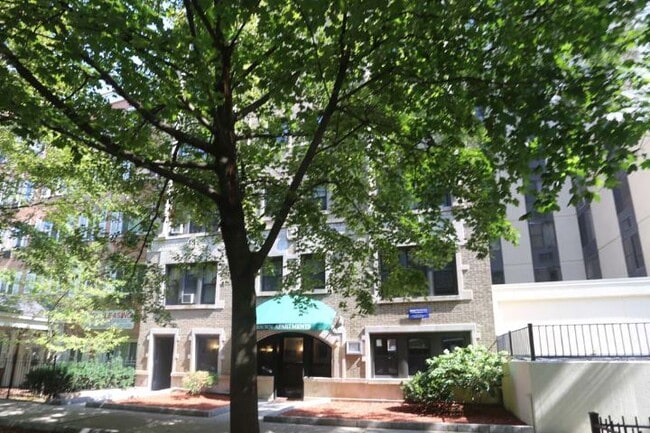 Building Photo - 1314 N Dearborn St Unit 3C