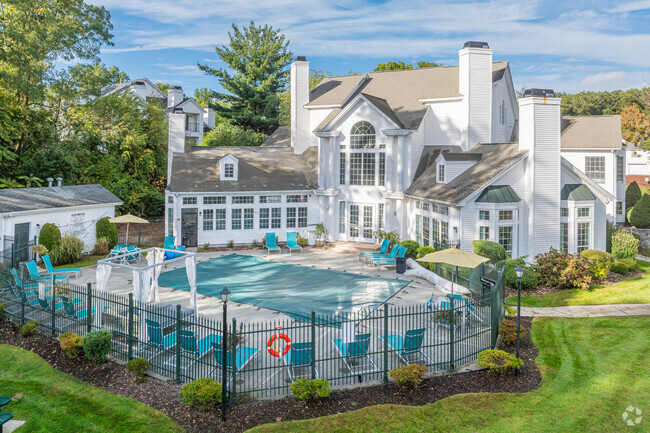 Exterior Pool House - The Residences at Brentwood Apartments