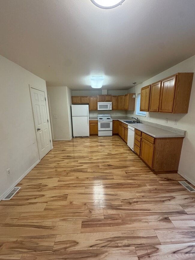 Photo - 5222 Leslie St Unit B