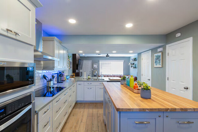 Kitchen looking to Living room - 3000 Golden Rd Casa Adosada