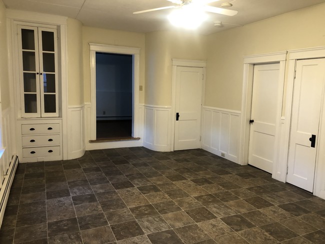 1st Floor Updated 3 BR Quiet Area Near Bla... - 1st Floor Updated 3 BR Quiet Area Near Bla... Apartment Unit B