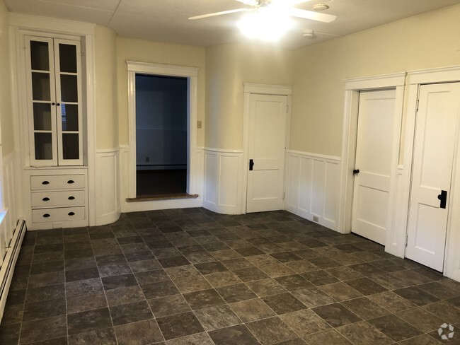 Building Photo - 1st Floor Updated 3 BR Quiet Area Near Bla... Unit B Rental