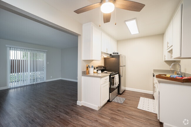 2BR, 2BA - 956SF