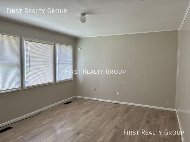 Photo - 1498 Elaine St