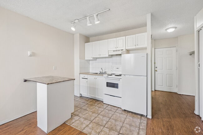 1 chambre, 1 salle de bain - 425 pi² - Cuisine - The Ambassador