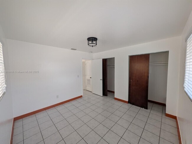 Photo - 1551 NE 8th St Unit #5