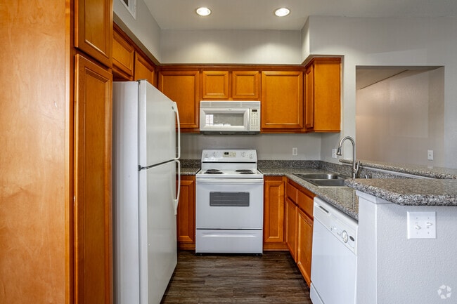 2BR, 2BA - 923SF