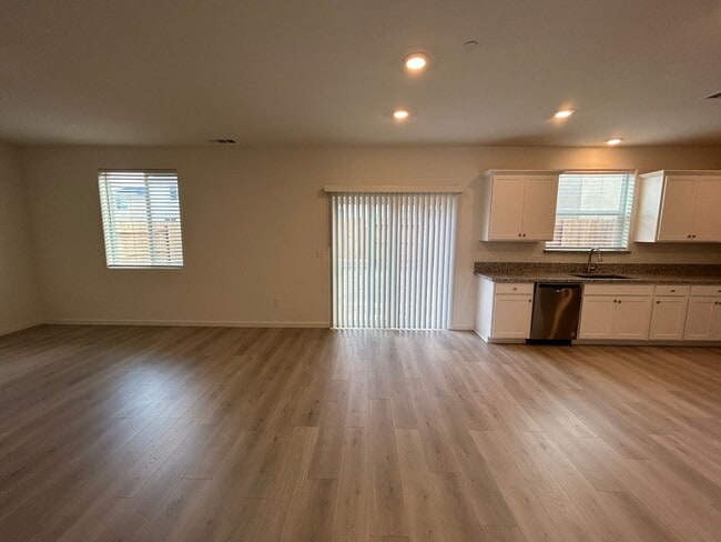 Photo - 5 Bedroom 4 Bathroom Home in The Quail Riv...