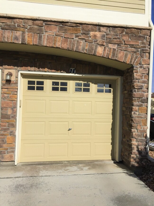 Attached garage - 5039 Brookfield Dr Unit H