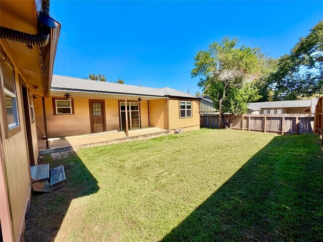 Photo - 305 W Tom Green St