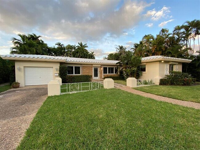 Photo - 1049 Van Buren St