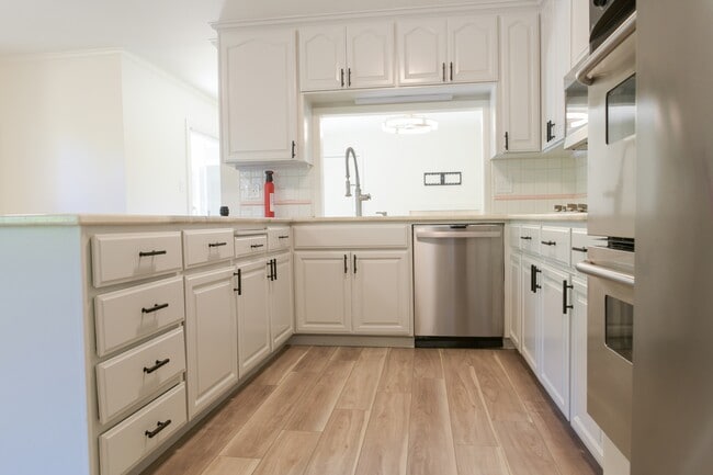 Photo - 636 Eastview Way