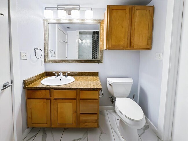 Photo - 2931 E 12th St Unidad 200