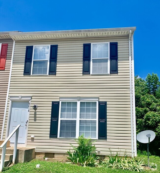 Building Photo - King George 3 Bedroom End Unit Rental