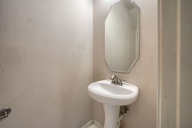 Photo - Stunning 6-Bedroom Home with Spacious Backyard and Modern Upgrades