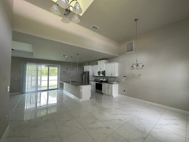 Photo - 1405 Poinsettia Ave