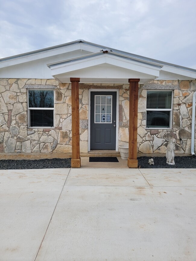 Building Photo - 1109 Cedar Dr Unit A Rental