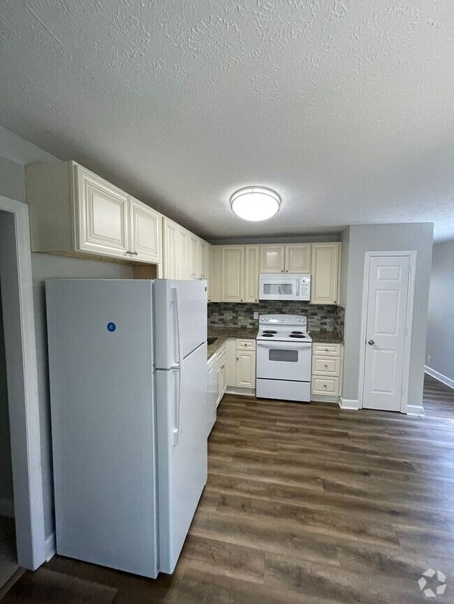 Building Photo - Comfortable 4-Bedroom Home in a Convenient...