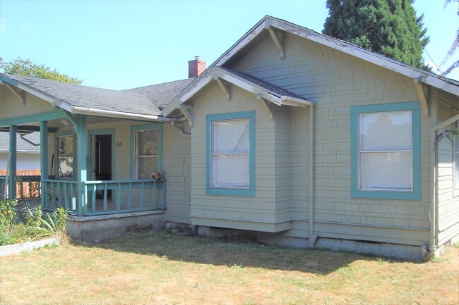 Building Photo - 1032 NE Madrona St