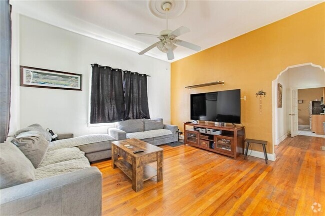 Building Photo - 3321 W Woodlawn Ave Rental