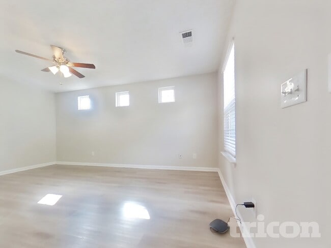 Photo - 220 Oak Grove Way