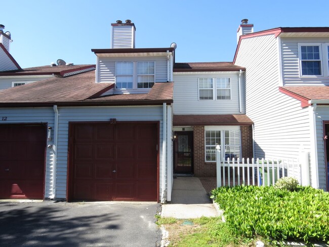 Building Photo - Spacious 3 Bedroom Townhome