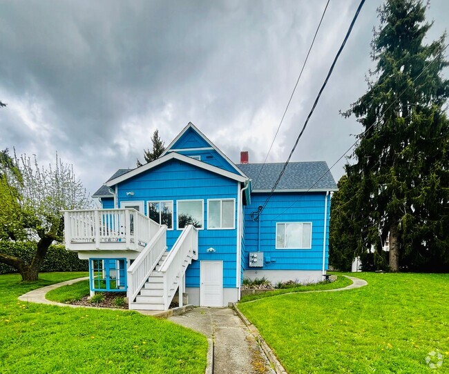 Building Photo - Newly Remodeled Apartment in the Center of... Unit 201