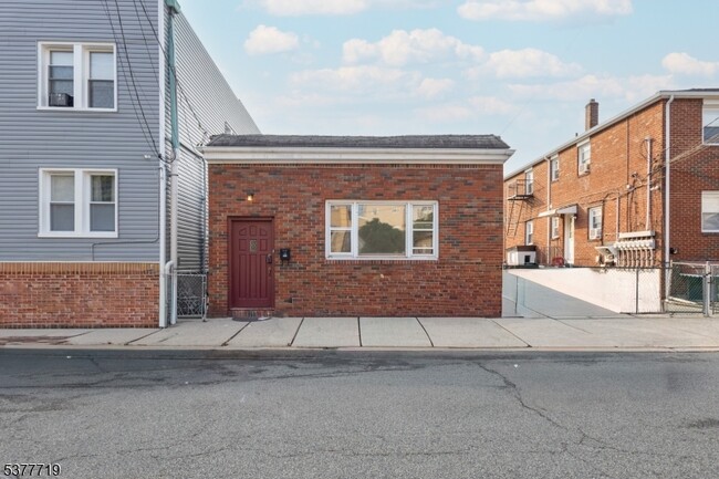 Building Photo - 86 Farnham Ave Rental