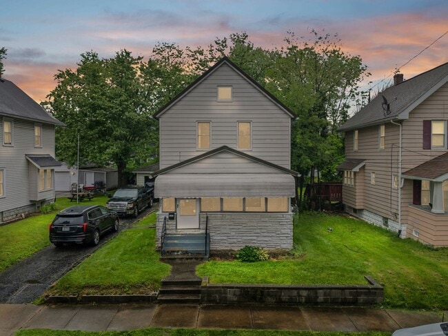 Building Photo - Charming 3BR with Main-Level Suite, Garage...