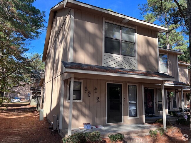 Building Photo - Beautiful 2BR, 2.5 bath townhome near shop...