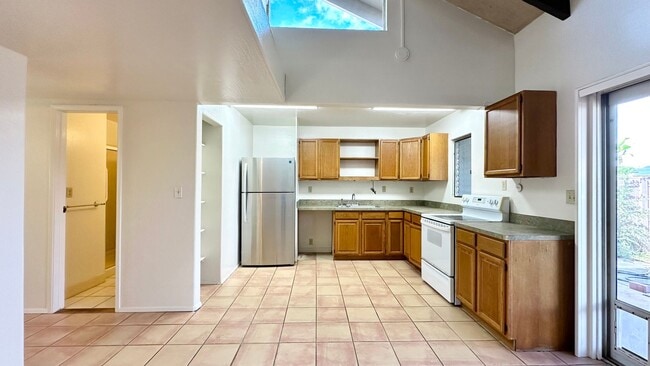 Building Photo - AVAILABLE NOW! 2 BED/1 BATH TOWNHOME W/ LO...