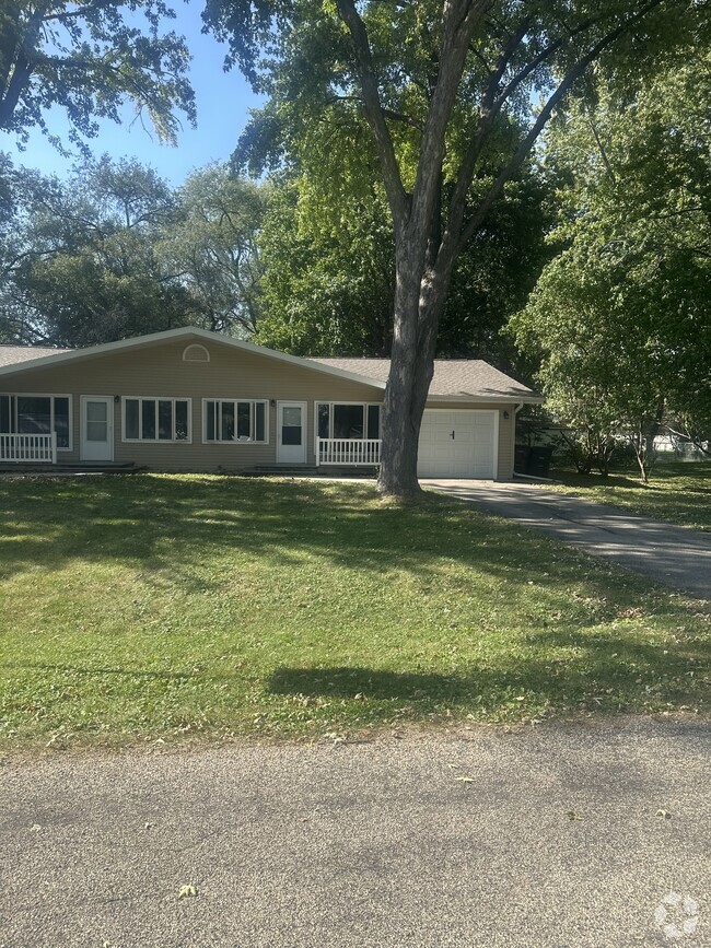 Building Photo - 402 Estate Ln Rental