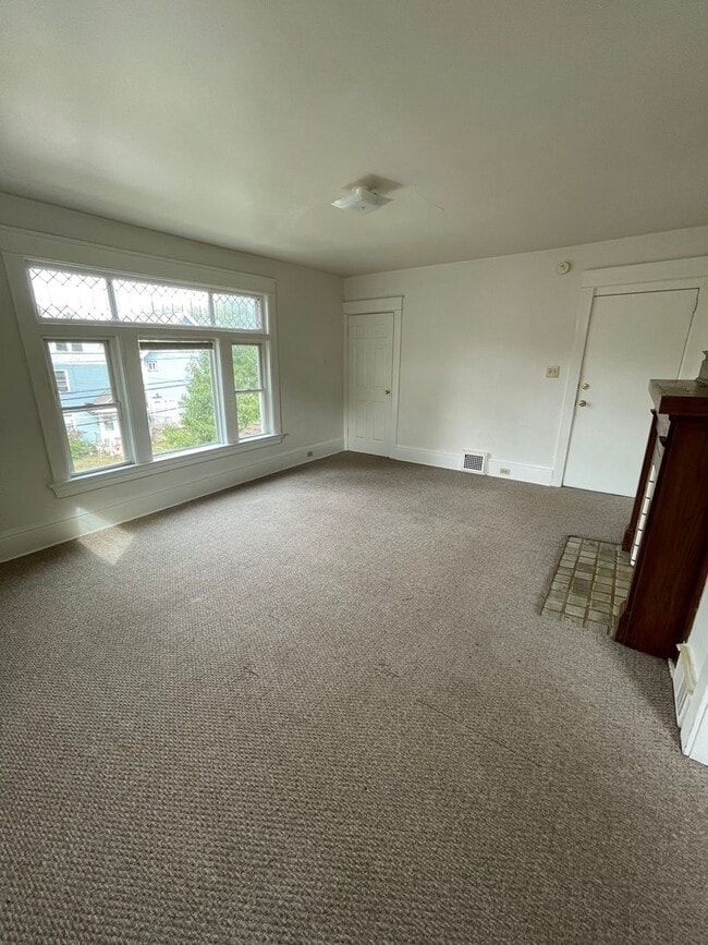 Building Photo - Clean 2BR up with offstreet parking and yard Rental
