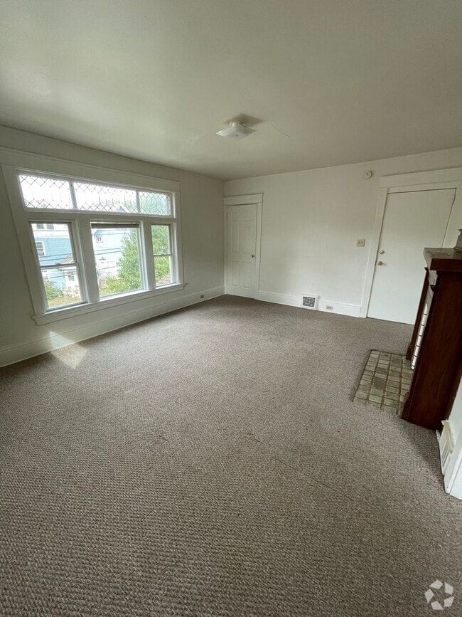 Building Photo - Clean 2BR up with offstreet parking and yard Rental
