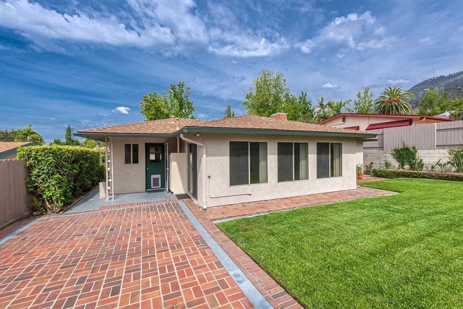 Patio trasero - mirando al oeste - 1360 Tropical Ave