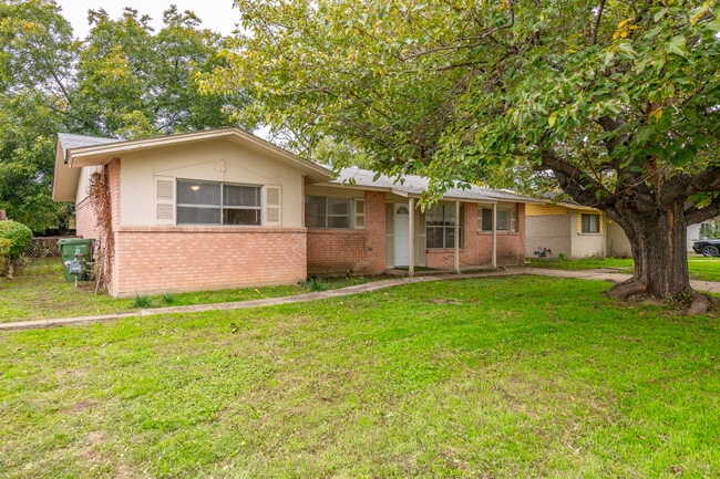 Frente izquierdo de la casa - 1816 E Tucker Blvd