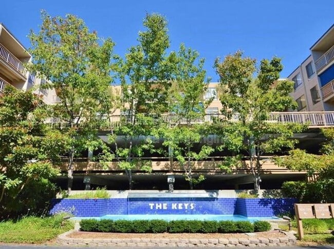 Building Photo - Spacious Condo Near Downtown Walnut Creek ... Unit 403