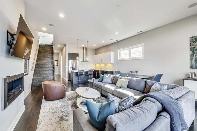 Photo - 1021 N Hermitage Ave