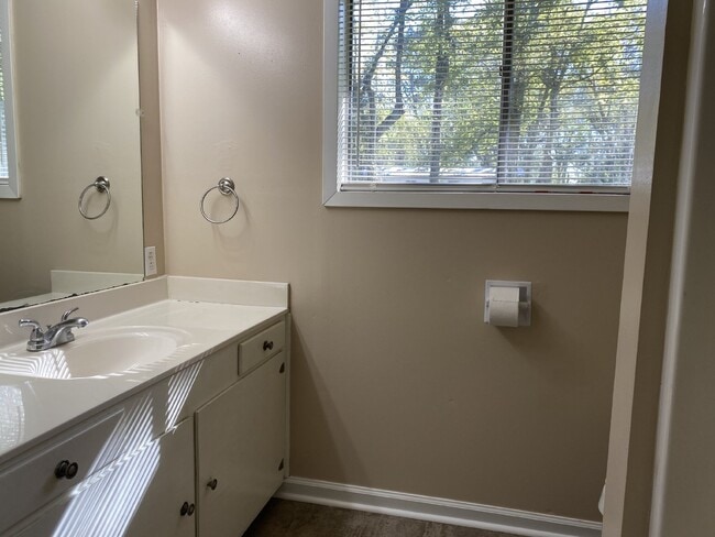 Photo - Charming 2 Bedroom Rental with Wood Floors in Port Allen!